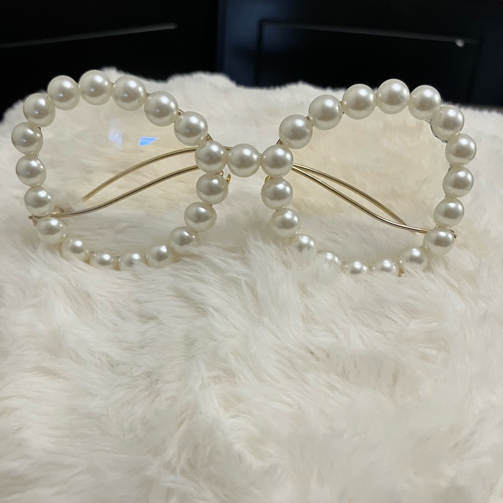 Faux Pearl-Embellished Round Gold Frame, Ivory Pearls - Picture 11 of 14